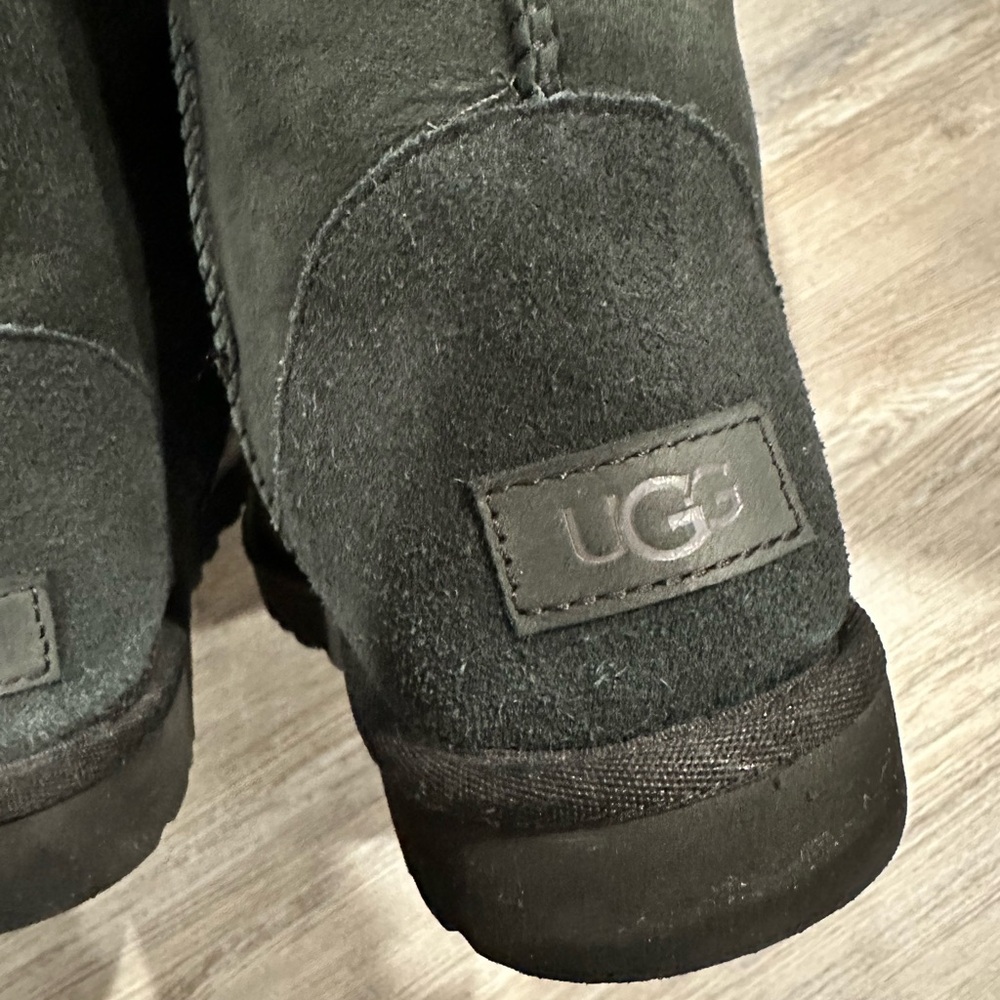 UGG Classic II Short Boot in Black Women’s size 8 - Picture 7 of 8